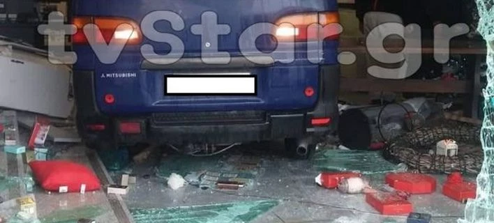 Λαμία: Βαν προκάλεσε πανικό, μπούκαρε σε φαρμακείο – Στο νοσοκομείο μια πελάτισσα (Εικόνες)